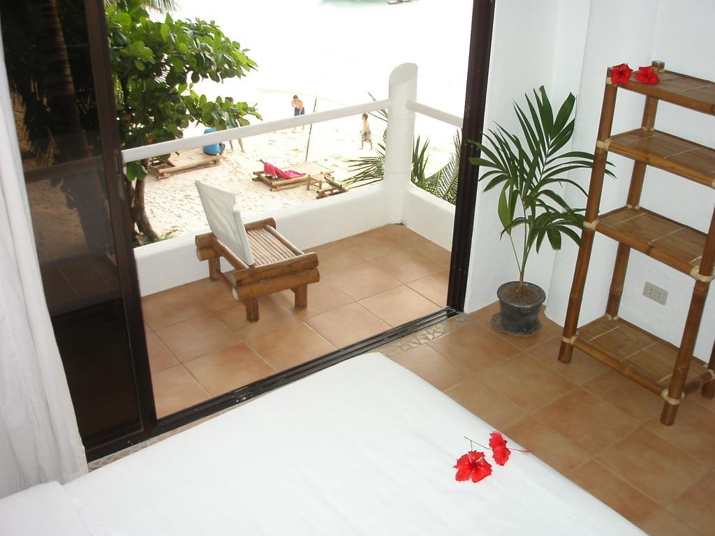 Artista Beach Villa Balabag  Oda fotoğraf